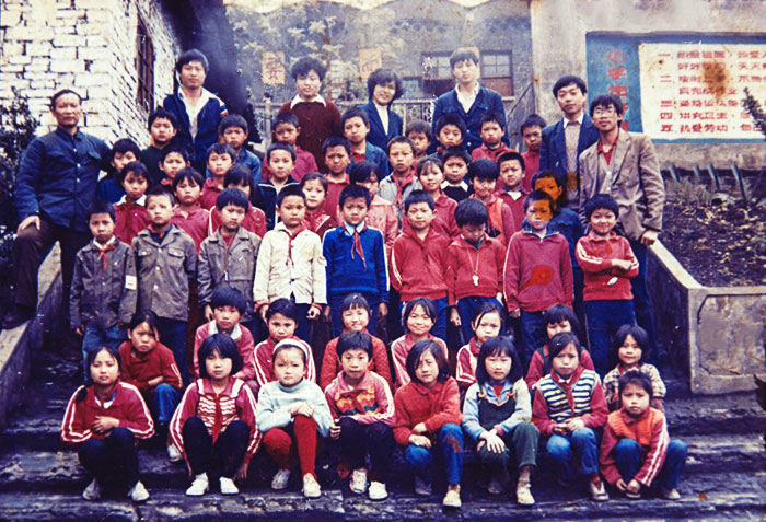1990年，水江镇中心小学校三年级一班合影留念