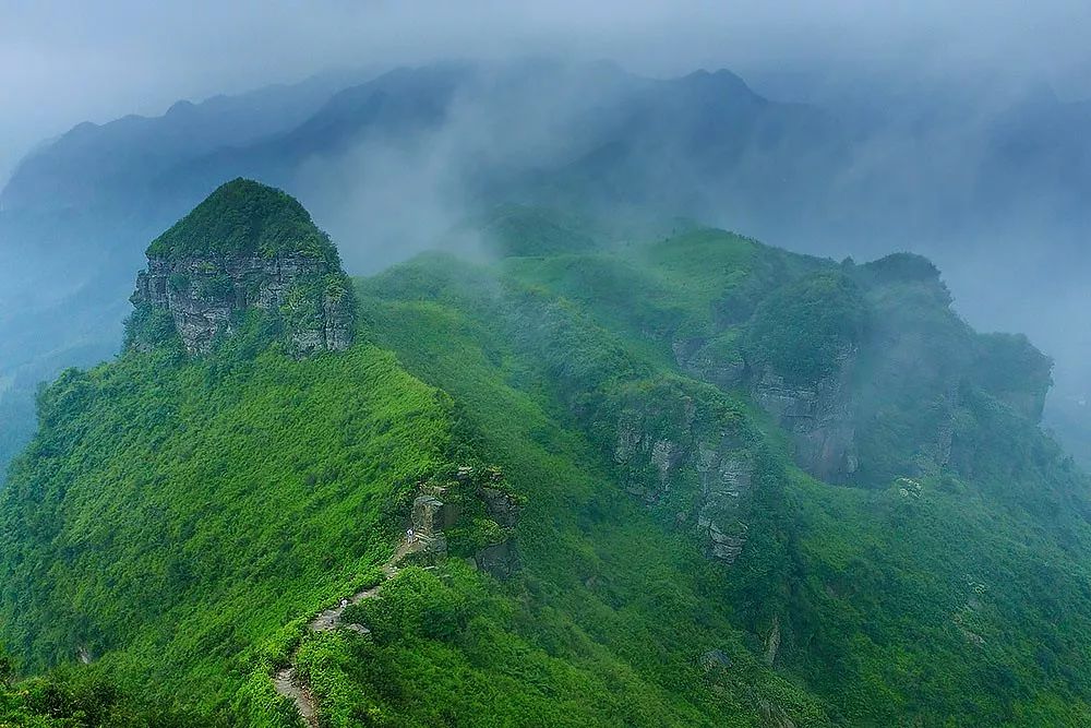远眺金佛山