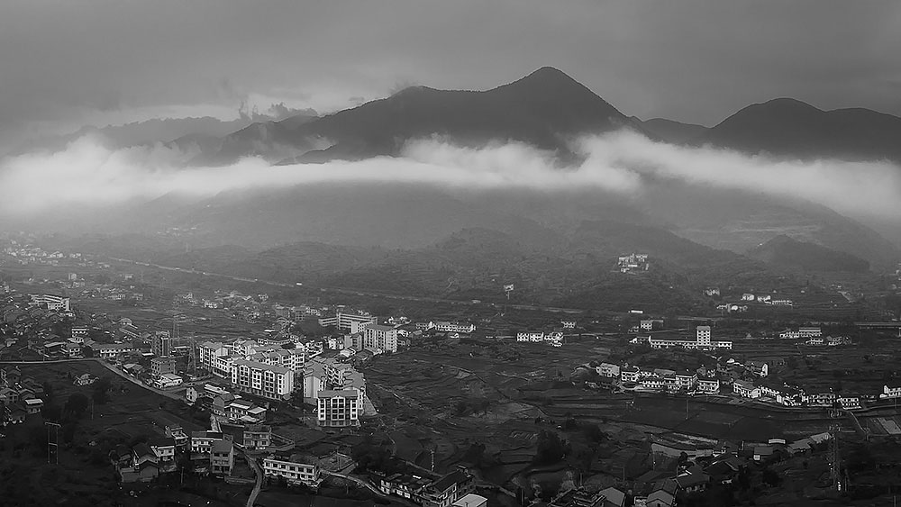 老家屋后，水江镇鬼王山下的烟雨