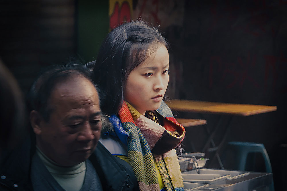 2012年，重庆十八梯街边的一枚小美女